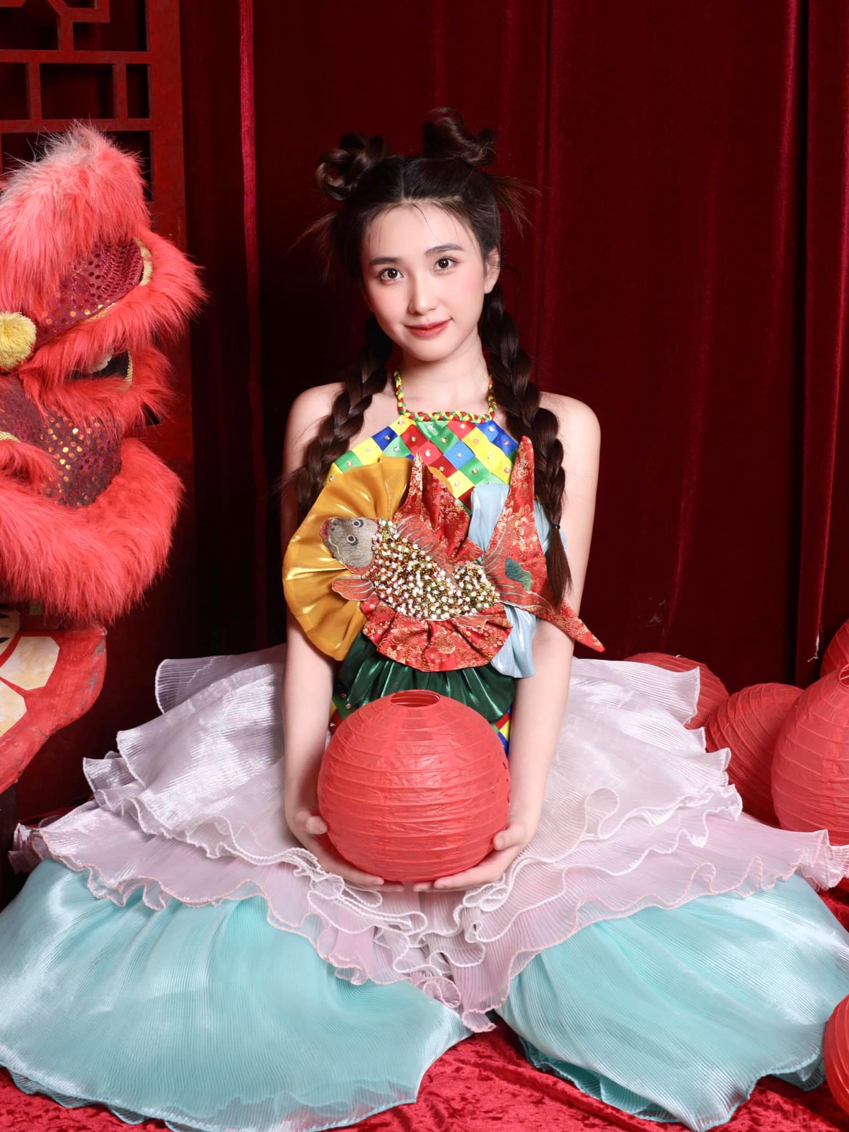 Trong bộ ảnh này hot girl Thanh Mèo lựa chọn diện yếm nhiều họa tiết, màu sắc cùng váy xếp tầng. Kết hợp với tone đỏ, vàng gái xinh 9x lựa chọn concept đúng chuẩn ngày Tết Trung thu.