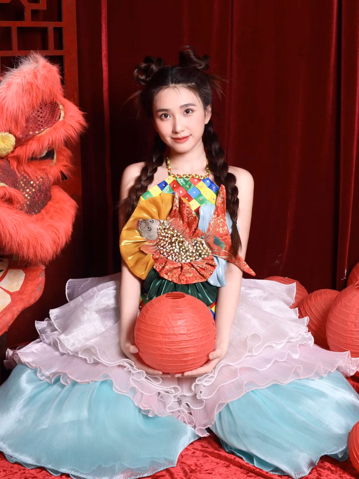 Trong bộ ảnh này hot girl Thanh Mèo lựa chọn diện yếm nhiều họa tiết, màu sắc cùng váy xếp tầng. Kết hợp với tone đỏ, vàng gái xinh 9x lựa chọn concept đúng chuẩn ngày Tết Trung thu.