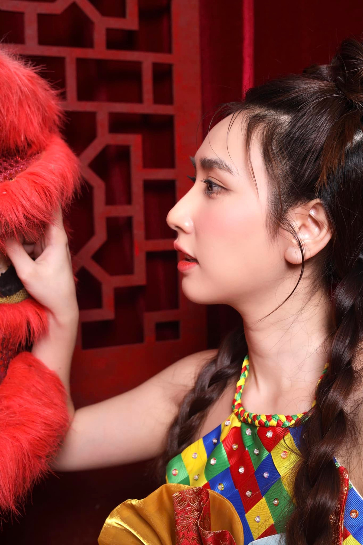 Loạt clip TikTok của gái xinh này chủ yếu là nhảy nhót, và Thanh Mèo không quên trưng diện trang phục có chút hở hang, ngắn cũn hay bó sát cơ thể.