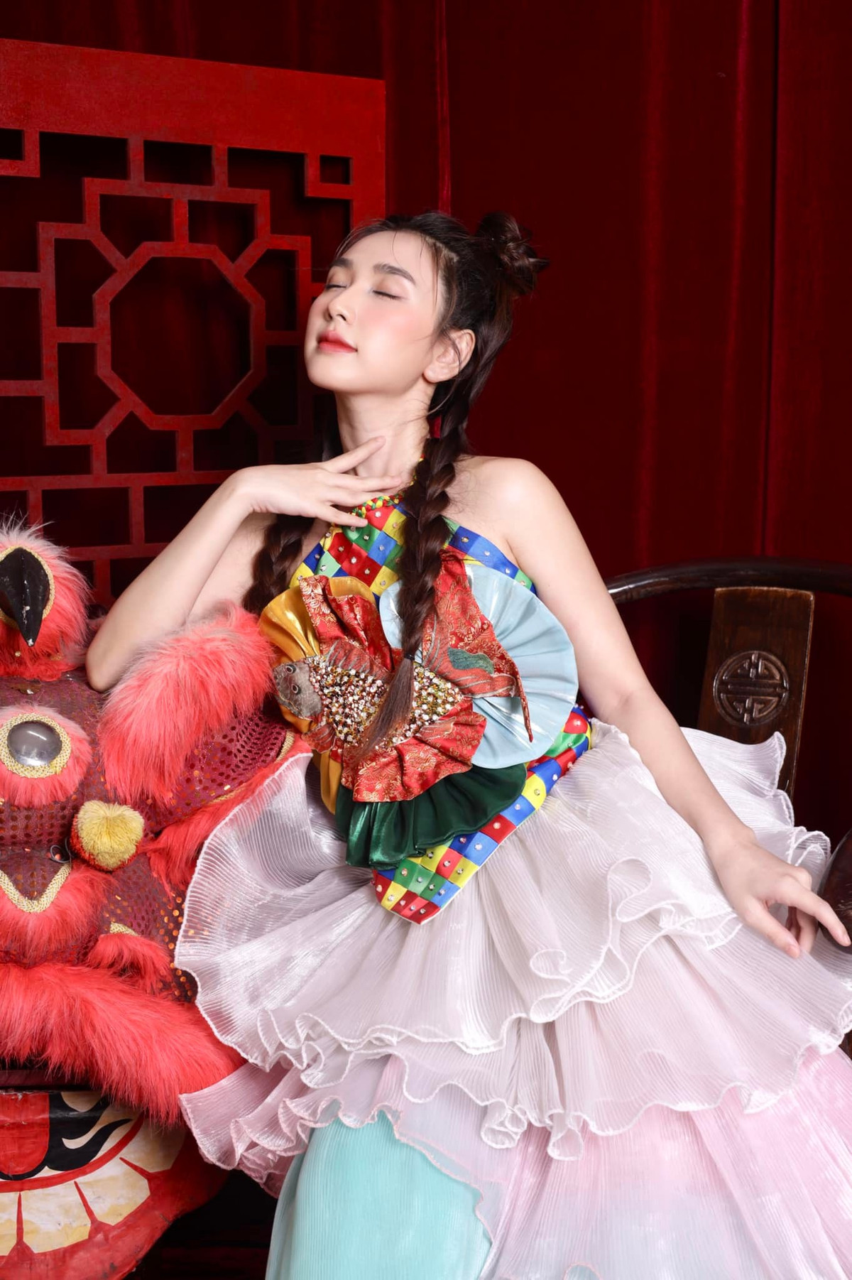 Ở ngoài đời, Thanh Mèo gây ấn tượng bởi nhan sắc xinh đẹp, cùng gu mặc nữ tính, ngọt ngào.