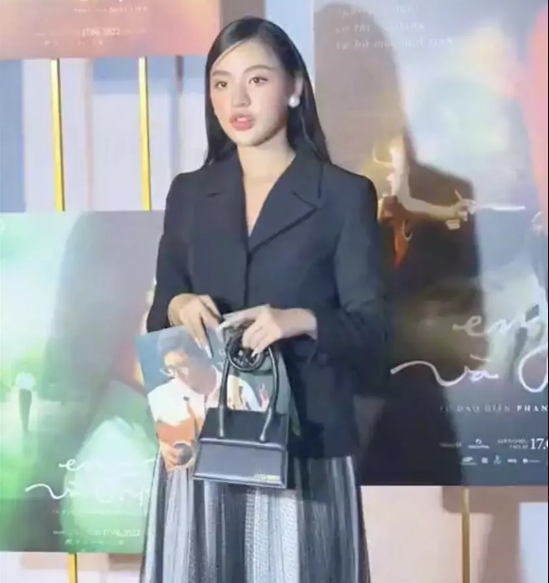 Tham dự một sự kiện vào đầu tháng 6 vừa qua, Thanh Tâm lộ rõ dấu vết "đập đi xây lại" với khuôn mặt đơ, cằm nhọn và đôi môi tều.