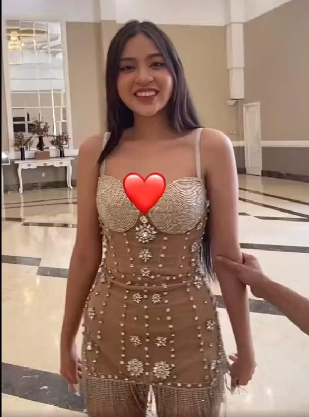 Thậm chí, ở một số bức ảnh chưa chỉnh sửa, "hot girl trứng rán" còn bị nhận xét mặt đơ cứng, làn da xỉn màu đen nhẻm, kém xinh so với ảnh mạng. Ảnh: Top Comment