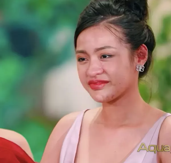 Bên cạnh đó, cách trang điểm cũng khiến cô nàng mất điểm trong mắt nhiều người vì gương mặt có phần đơ cứng.