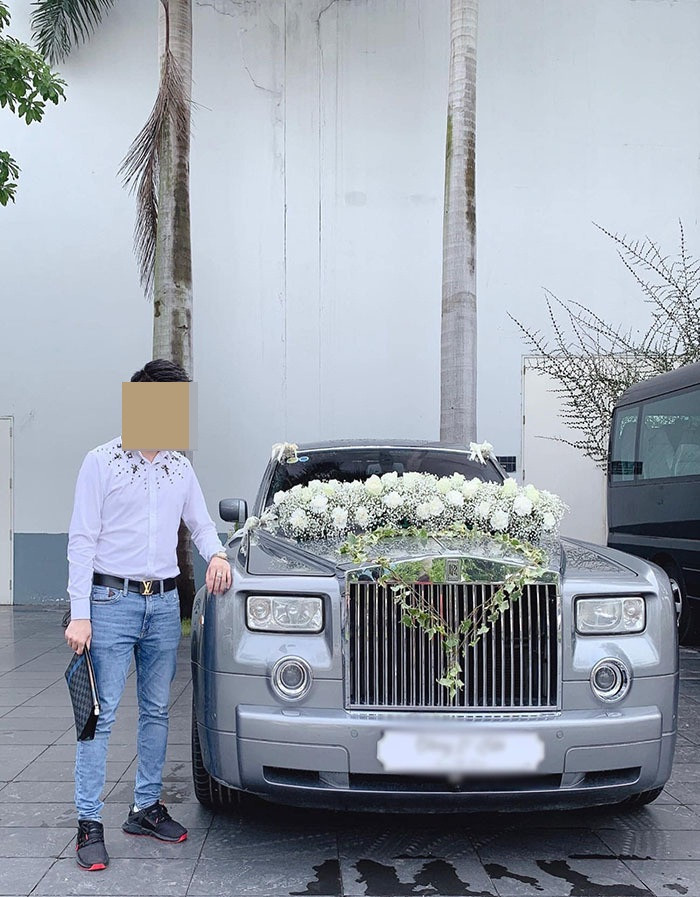 Trong đám cưới 17 tỷ của mình, V.A còn thuê hẳn xe sang giá 37 triệu đồng giả làm của hồi môn. cô gái này còn thuê diễn viên đóng vai bố, cô dì chú bác, bà con dòng họ khi gia đình “nhà chồng” sang chơi thời gian đầu và đám cưới. Trong lễ cưới, V.A còn thuê tới 300 người đi ăn cưới cho bên họ nhà gái với giá 300.000 - 500.000 đồng/người.