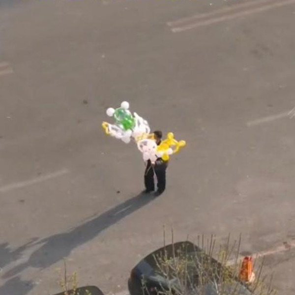 Hình ảnh bố chồng giúp con dâu đi bán bóng bay khiến nhiều người xúc động. Sau đi dạo quanh xóm tham khảo tình hình thế là ông bố đã cầm theo chùm bóng bay đi khắp xóm. Chẳng mấy chốc số bóng bay đã được bán hết sạch. Điều này khiến cô con dâu vô cùng cảm động.