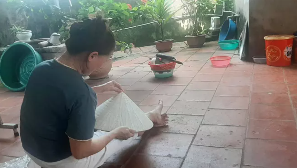 Mới đây mẹ ruột của "cô dâu lừa đảo" Bắc Giang đã lên tiếng, chị N cũng chia sẻ thêm, con gái mình rất hay bỏ nhà ra đi. Từ ngày con gái bị tố cáo lừa đảo, chị N bỏ việc bên ngoài, chỉ ở nhà khâu nón. Ngoài ra, chị N cũng cho biết mình rất khổ tâm lo nghĩ rất nhiều, chị rất buồn vì con mình vẫn đăng ảnh, quay clip như chưa có vấn đề gì xảy ra và chưa biết hối hận về những việc mình đã làm. Ảnh: Báo Bắc Giang