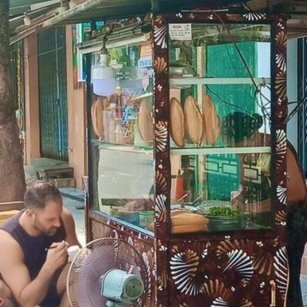 Mới đây nhất, trên mạng xã hội đã lan truyền hình ảnh một du khách Tây đang đi ăn bánh mì ở Hội An, điểm bất ngờ là khi anh chàng thấy quầy bánh mì của cô chủ quán đã cũ, rỉ sét, ngay lập tức anh chàng đã ngỏ lời vẽ lưu niệm, trang trí lại cho xe bán bánh mì. Ảnh: Hoàng An