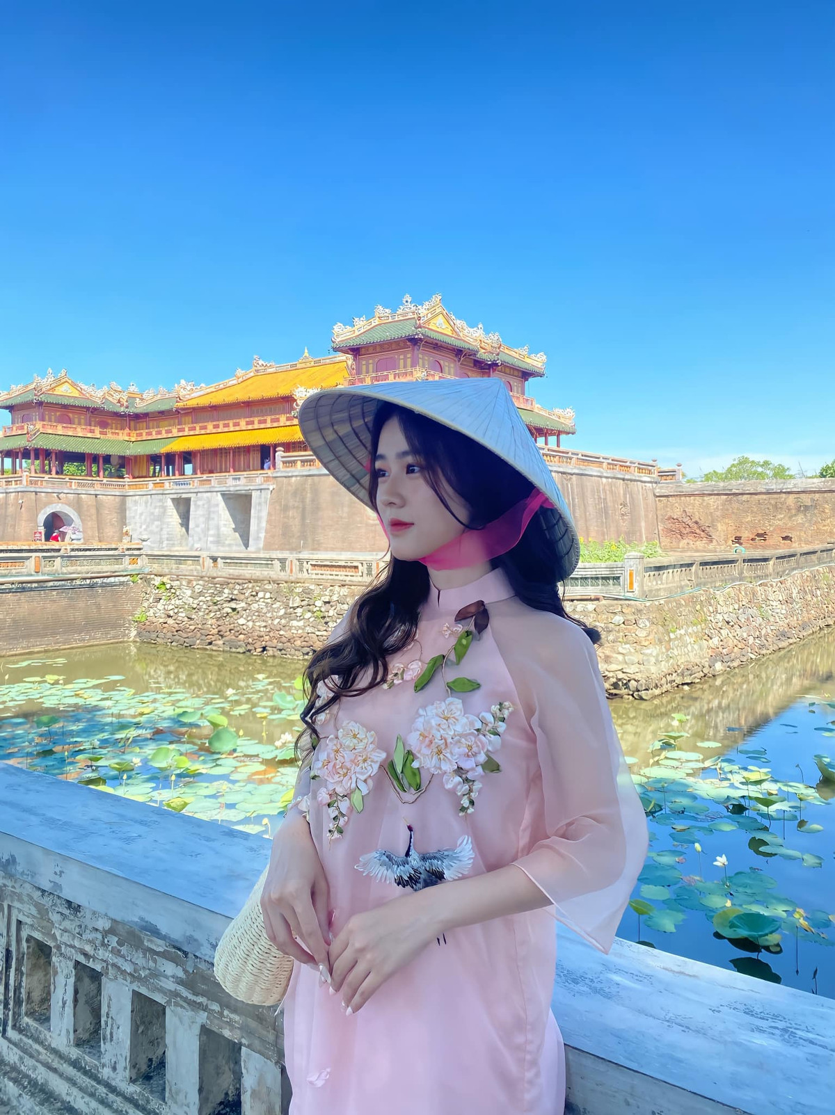 Được biết, nàng hot girl sinh năm 2000 hiện đang sinh sống và làm việc tại TP Hồ Chí Minh. Hồng Hân tiết lộ cô theo đuổi nghề người mẫu ảnh.