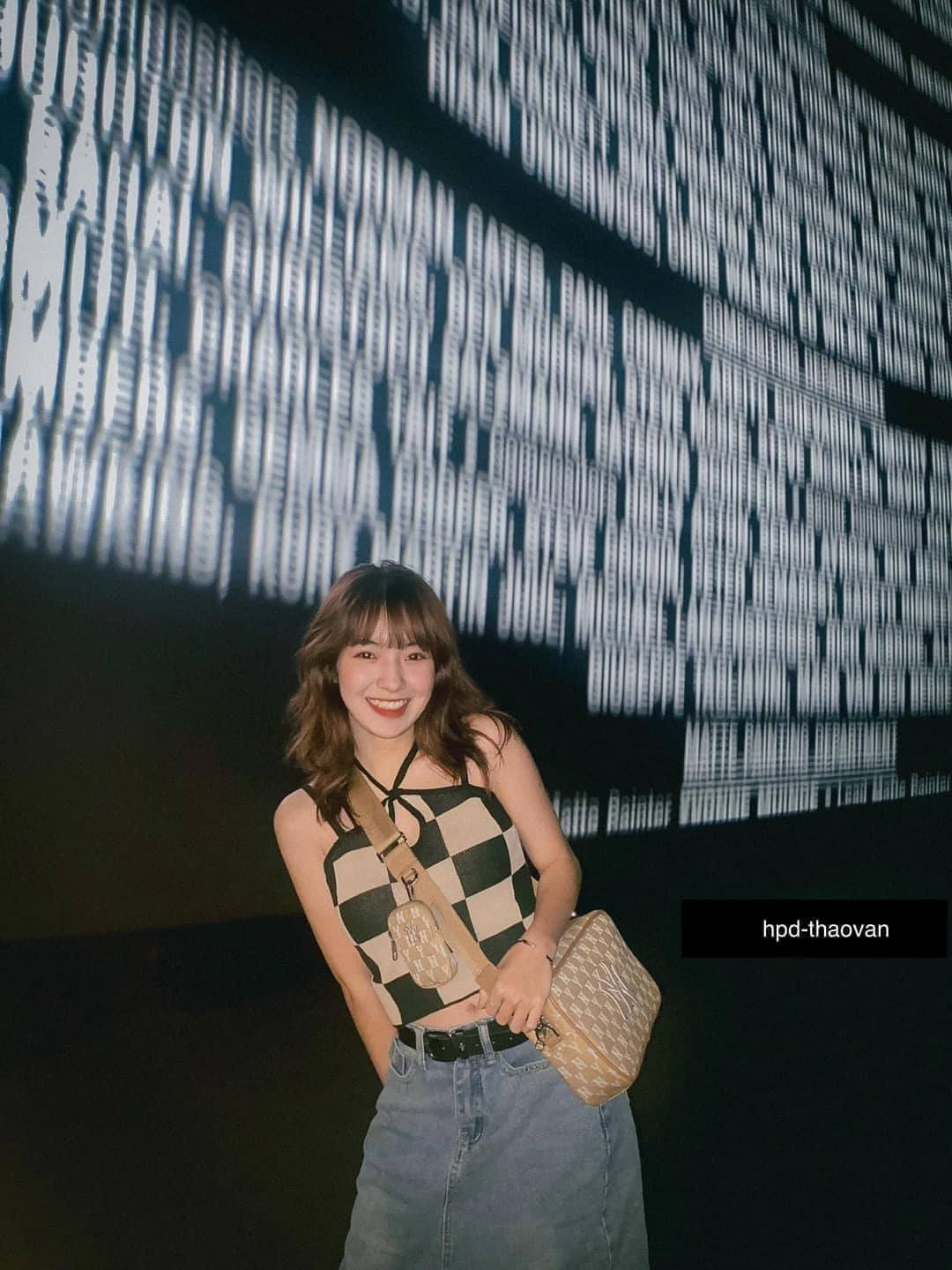 Thay vì tạo dáng chụp ảnh rạp chiếu phim thông thường tại khu vực bàn chờ trước khi chiếu hay phần poster của phim, thời gian gần đây nhiều bạn trẻ lại lựa chọn check in ở màn hình chiếu phim sau khi hết giờ. Ảnh: Han nụ cười