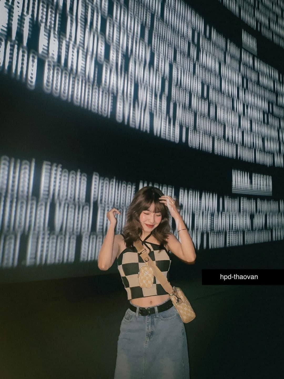 Trước giờ đến rạp hết phim chỉ biết ngồi khóc thút thít vì phim hay, giờ đây trên TikTok các bạn trẻ lại đua nhau thực hiện theo trend này mới và cho ra đời không ít bức ảnh nghệ thuật. Ảnh: Han nụ cười