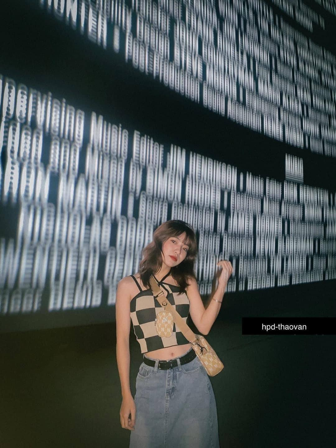 Chỉ với màn hình rạp chiếu phim chạy chữ, nếu biết cách tạo dáng và căn góc chúng ta sẽ có được loạt bức ảnh sống ảo cực đẹp và nghệ thuật. Ảnh: Han nụ cười