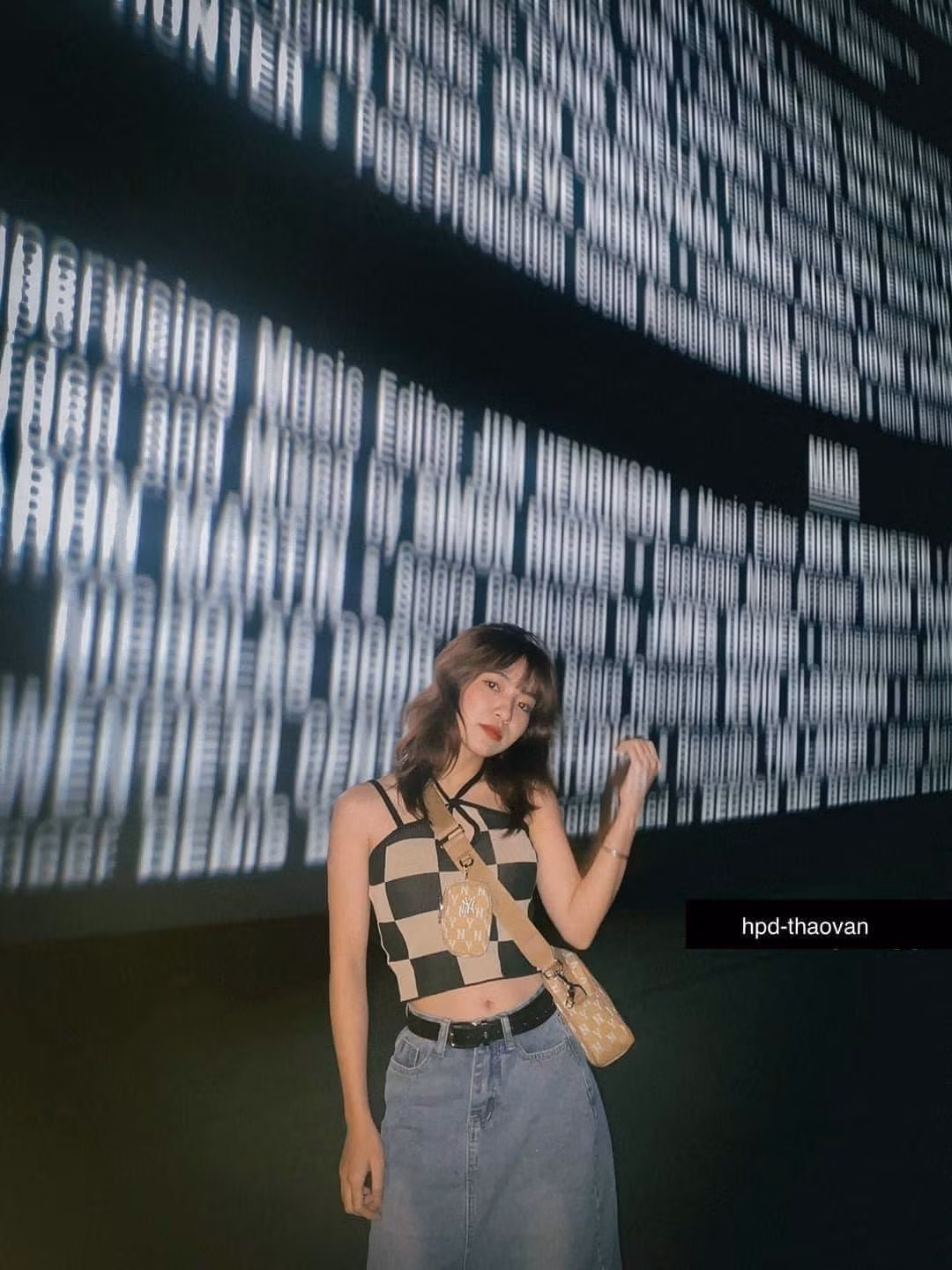 Chỉ với màn hình rạp chiếu phim chạy chữ, nếu biết cách tạo dáng và căn góc chúng ta sẽ có được loạt bức ảnh sống ảo cực đẹp và nghệ thuật. Ảnh: Han nụ cười