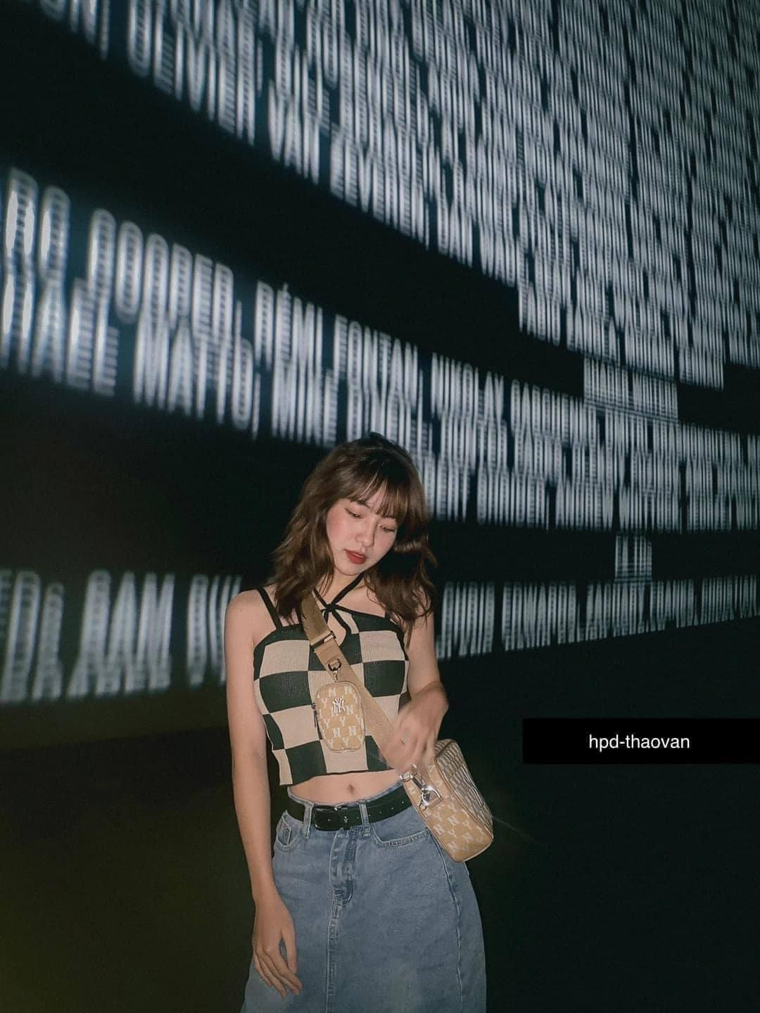 Một số lưu ý để có được bức ảnh check in rạp chiếu phim ưng ý là chỉ đưa máy cho người có thể tin tưởng, bạn mà không có tâm thì ảnh không có tầm. Ảnh: Han nụ cười