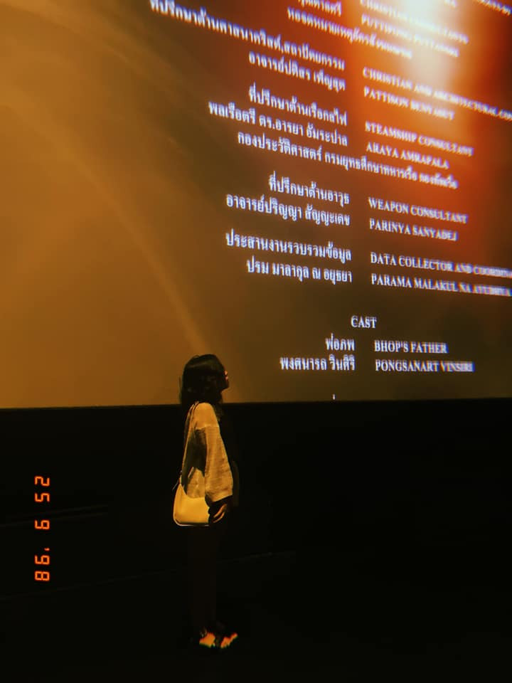 Trào lưu chụp ảnh cùng màn hình chiếu rạp đang được không ít bạn trẻ hưởng ứng mỗi lần đến đây. Ảnh: Cao Hà