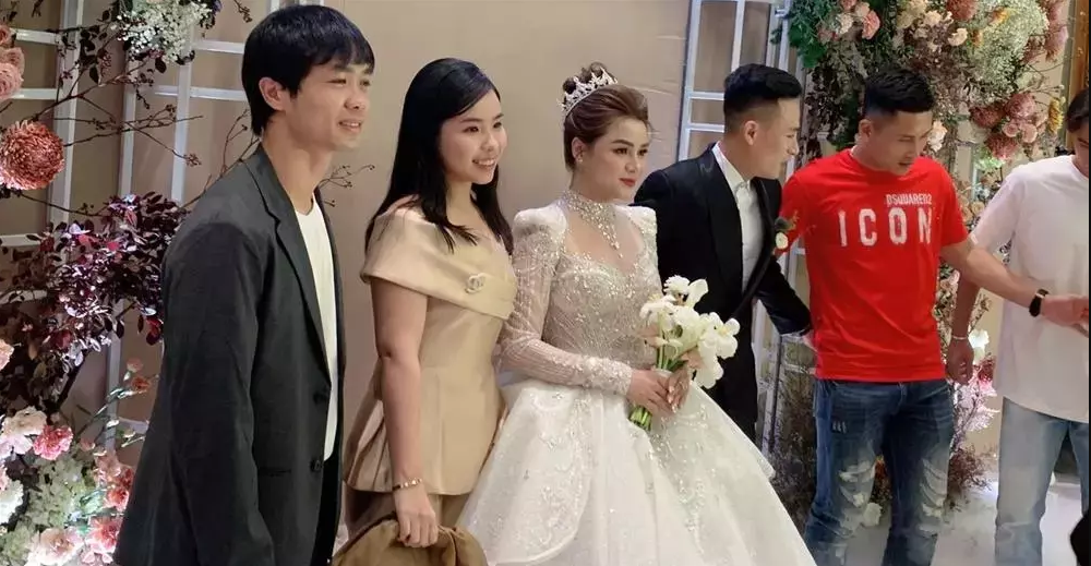 Khác những lần xuất hiện trước đó, vợ Công Phượng trông thon gọn hơn trước khá nhiều. Hình ảnh cho thấy Viên Minh bây giờ chẳng khác thời son rỗi là bao.