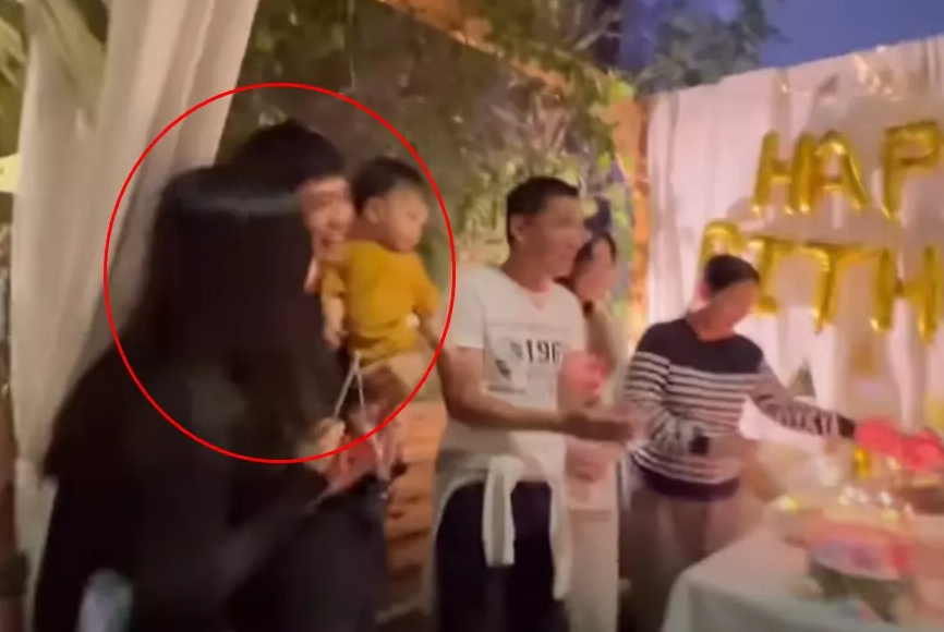 Trong đoạn clip được ghi lại, bữa tiệc có sự góp mặt của nhiều cầu thủ nổi tiếng đã tới chung vui như Xuân Trường, Minh Vương,...Gây chú ý nhất là tiền đạo Công Phượng. Anh dẫn theo cả bà xã Viên Minh và con trai.