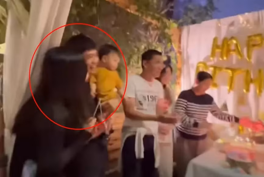 Trong đoạn clip được ghi lại, bữa tiệc có sự góp mặt của nhiều cầu thủ nổi tiếng đã tới chung vui như Xuân Trường, Minh Vương,...Gây chú ý nhất là tiền đạo Công Phượng. Anh dẫn theo cả bà xã Viên Minh và con trai.