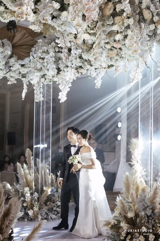 Vốn là cấu thủ nổi tiếng, sở hữu lượng fan đông đảo, việc Công Phượng hiếm hoi lộ mặt con trai cũng là điều dễ hiểu.