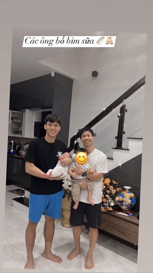 Sau khoảnh khắc ở quán karaoke, lần sang thăm nhà Quế Ngọc Hải, Công Phượng từng có khoảnh khắc bên cạnh con. Trên story cá nhân, vợ cầu thủ Quế Ngọc Hải - Dương Thùy Phương khoe ảnh 2 ông bố "bỉm sữa" cưng nựng 2 nhóc tì vô cùng đáng yêu.