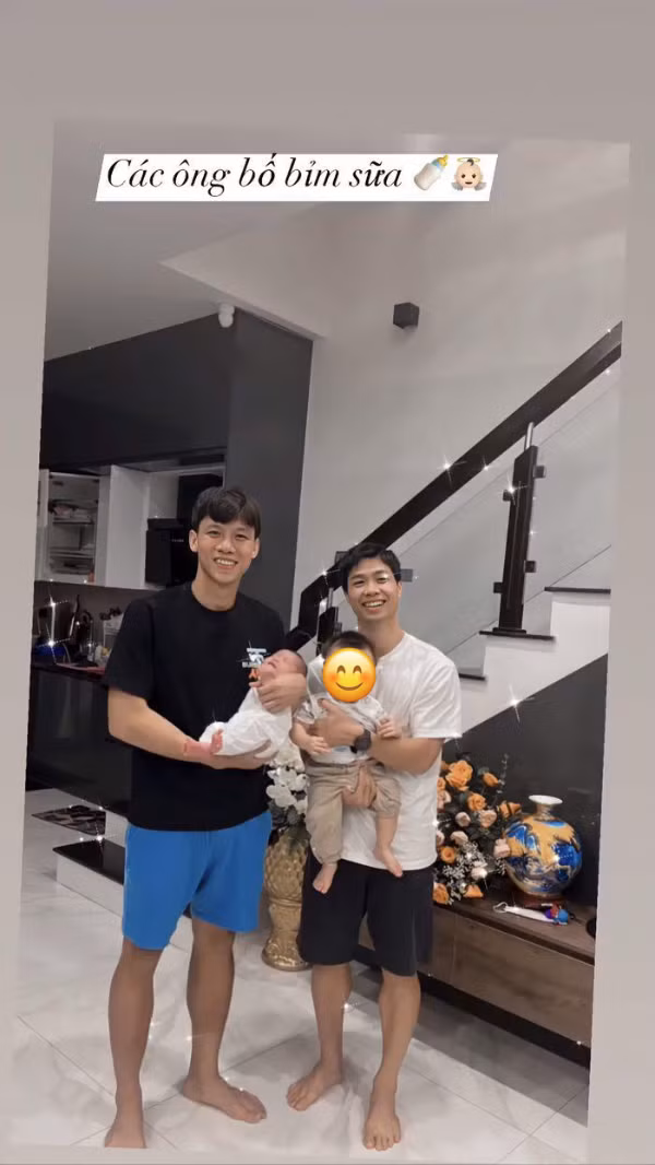 Sau khoảnh khắc ở quán karaoke, lần sang thăm nhà Quế Ngọc Hải, Công Phượng từng có khoảnh khắc bên cạnh con. Trên story cá nhân, vợ cầu thủ Quế Ngọc Hải - Dương Thùy Phương khoe ảnh 2 ông bố "bỉm sữa" cưng nựng 2 nhóc tì vô cùng đáng yêu.