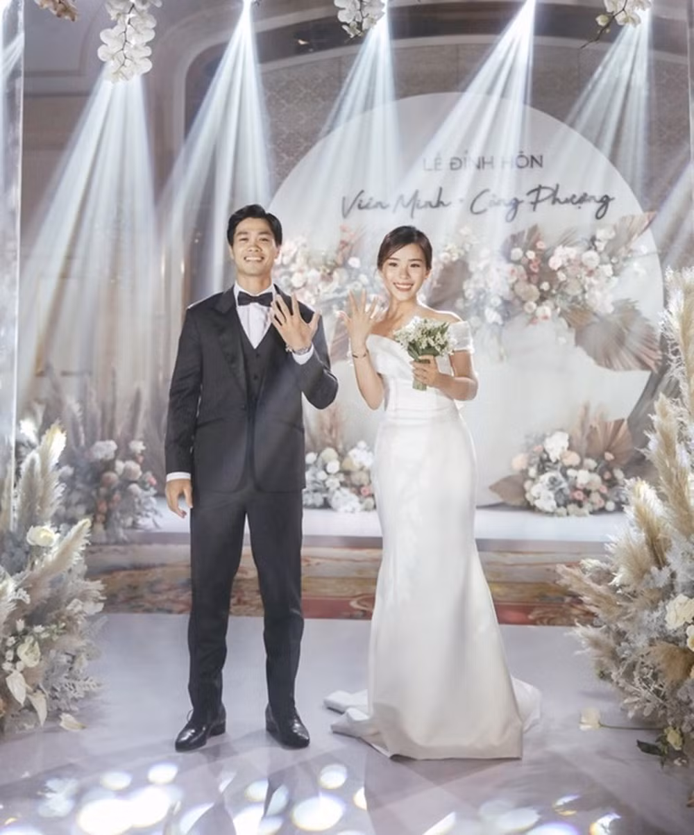 Công Phượng và bà xã Tô Ngọc Viên Minh hẹn hò nhau từ năm 2018. Cả hai cực kín tiếng trong chuyện tình cảm.