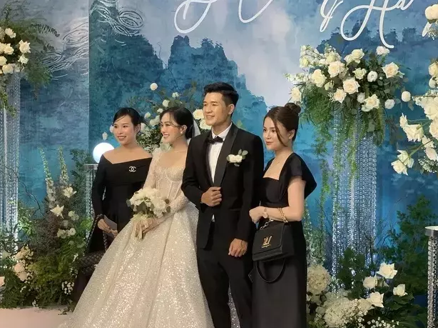 Hình ảnh lập tức gây chú ý bởi đây là lần hiếm hoi quý tử nhà Phượng - Minh lộ diện rõ mặt. Cậu bé trộm vía trông lớn, gương mặt đáng yêu.