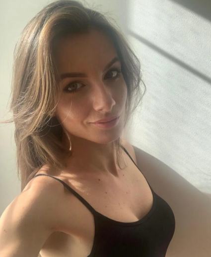 Bên cạnh hoạt động tích cực trên sân, Karolina cũng thường tham gia các buổi bình luận thể thao và nhận lời mời làm mẫu ảnh, quảng cáo.