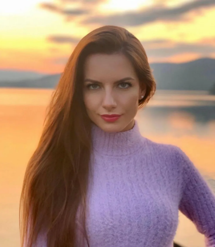 Ngoài trình độ chuyên môn được công nhận, Bojar gây ấn tượng bởi vẻ ngoài xinh đẹp cùng thân hình quyến rũ.