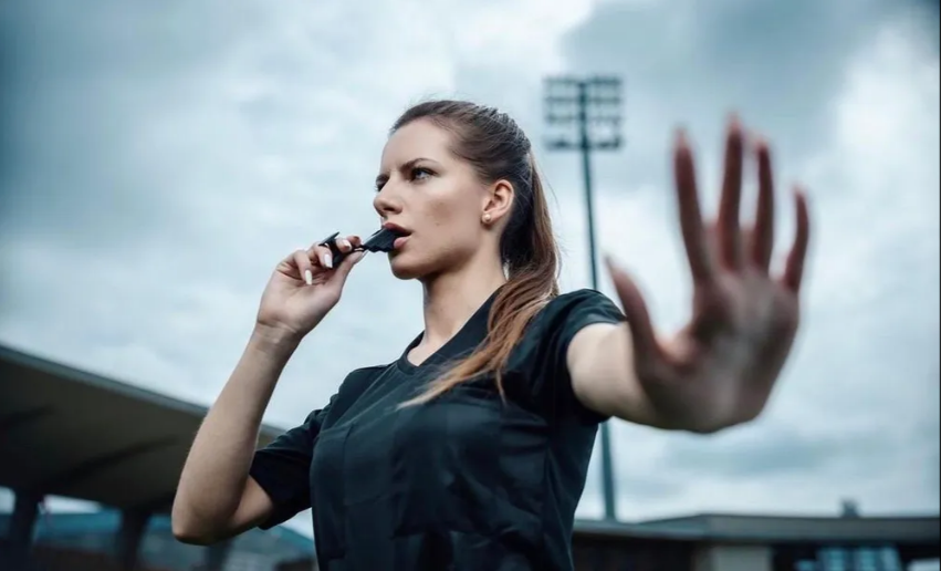 Người đẹp sinh ra ở Krakow nhưng lớn lên ở Warszawa trong gia đình có ông nội cũng là trọng tài.