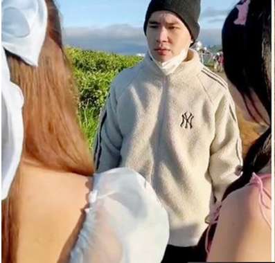 Mới đây nhất TikToker Hoàng Nhật Minh khiến cư dân mạng phẫn nộ với đoạn clip dàn dựng thu phí 100.000 đồng/vé/lượt đối với du khách muốn vào chụp hình vườn chè Cầu Đất, Đà Lạt. Ảnh: Cắt ra từ clip