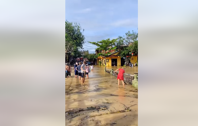 Hiện tại, mực nước lũ ở phố cổ Hội An vẫn đang tiếp tục dâng cao, dự kiến trong nhiều ngày tới, nơi này sẽ tiếp tục chìm trong ngập lụt. Ảnh: Chụp màn hình
