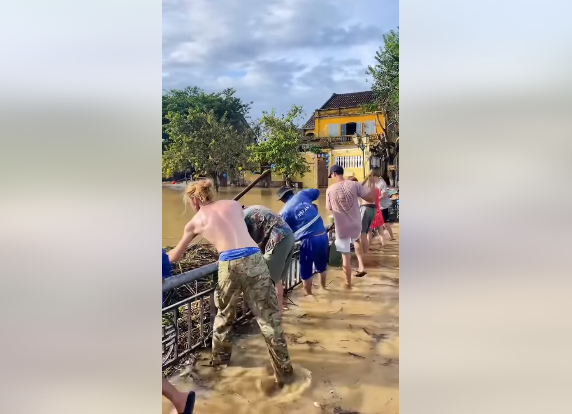 Hình ảnh những du khách nước ngoài chung tay thu dọn rác sau bão ở Hội An đã nhận về nhiều lời khen từ cư dân mạng. Ảnh: Chụp màn hình