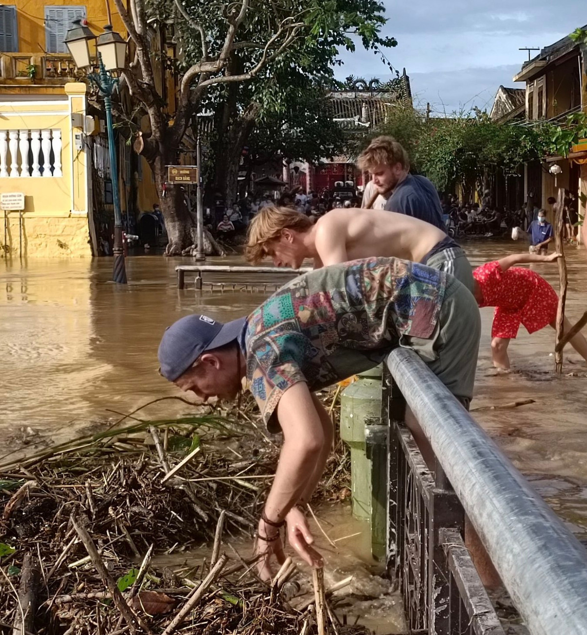 Ngoài ra các du khách nước ngoài còn được người dân địa phương cho du ngoạn phố cổ bằng thuyền vì mực nước sông sau mưa lớn kết hợp triều cường đã dâng sâu vào tận bên trong. Ảnh: Afamily