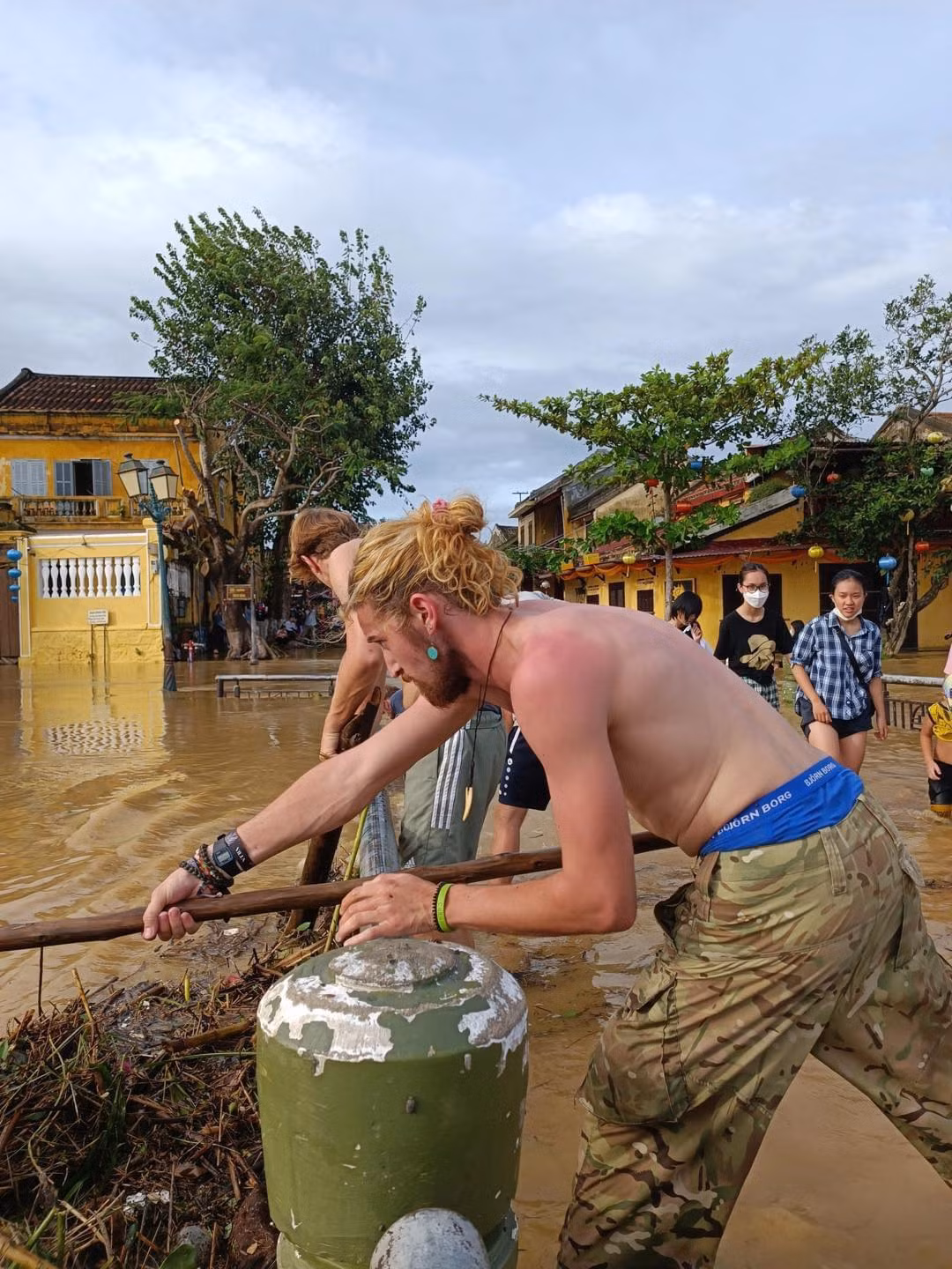 Hoạt động dọn rác này không có kế hoạch trước mà xuất phát từ việc nhóm đang trong hành trình khám phá miền Trung nhưng lại bị mắc kẹt tại Hội An vì bão Noru. Ảnh: PhunuVietNam