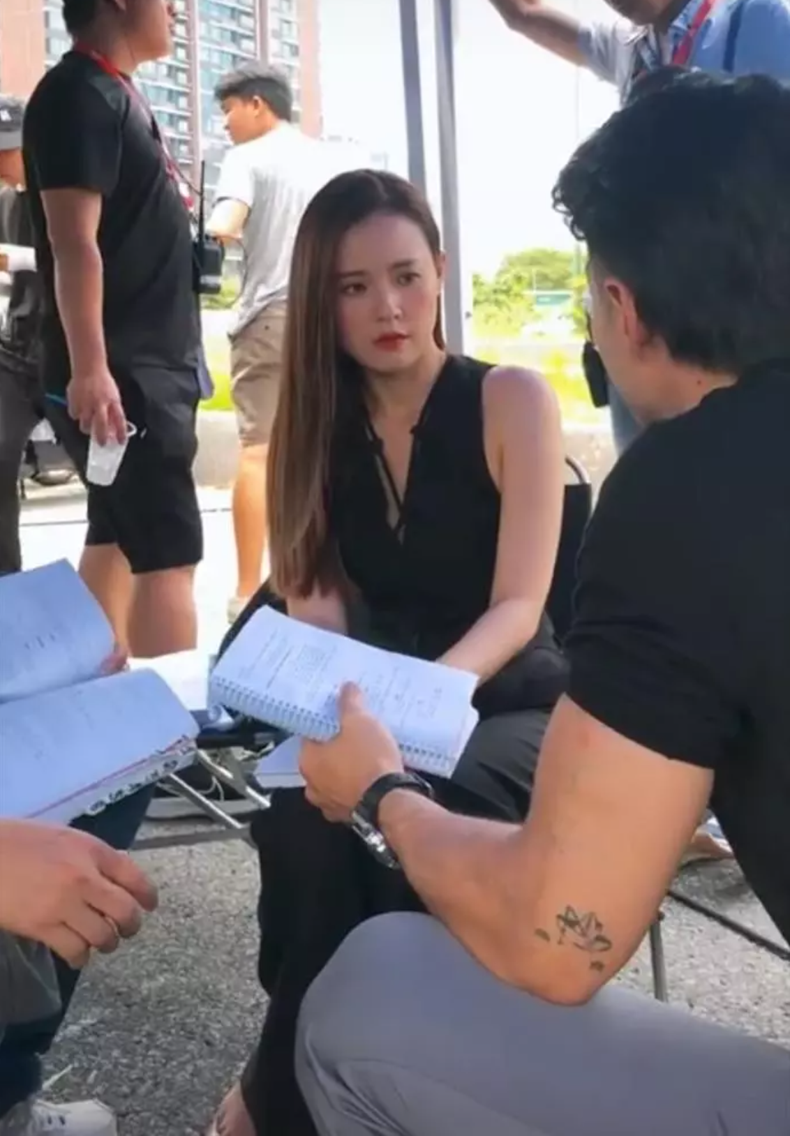 Trong hình, Midu diện bộ đồ màu đen, để tóc xõa, trang điểm nhẹ nhàng. Dù không make-up cầu kỳ, góc quay khá tối cũng chả được căn chỉnh sáng nhưng nhan sắc Midu đúng là không đùa được đâu.