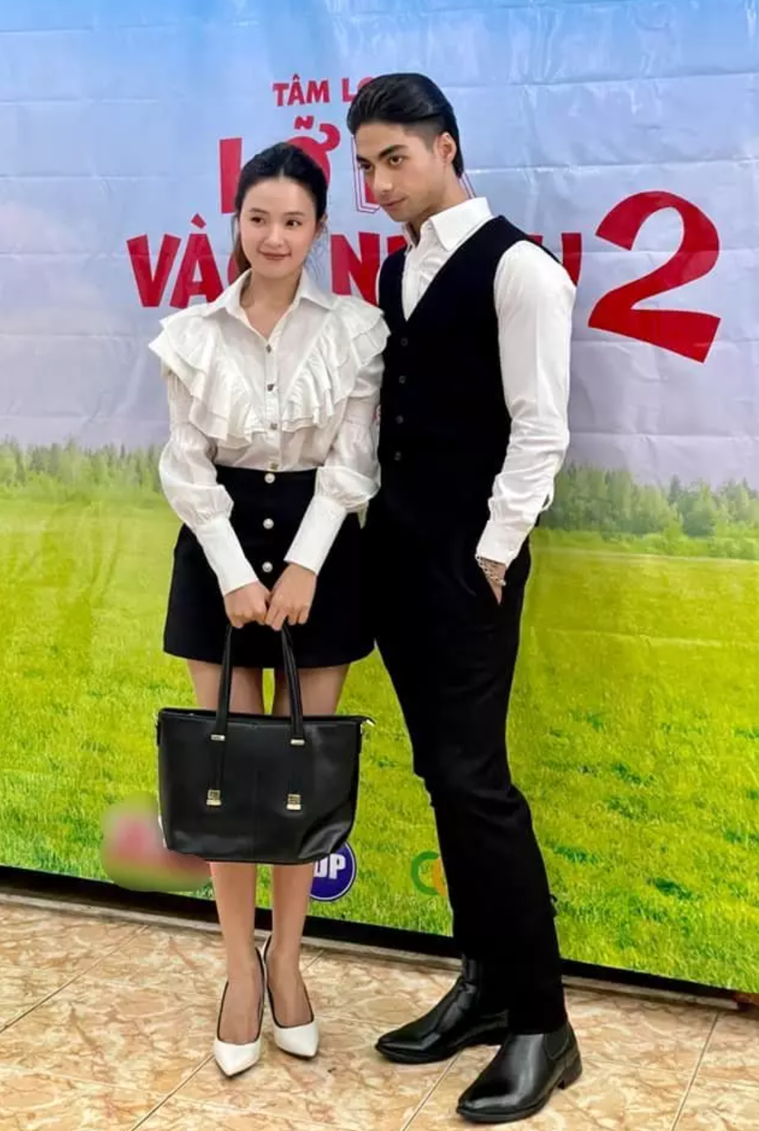 So với hình tự đăng và khoảnh khắc chụp lén này, netizen khó lòng tìm ra được điểm khác biệt.