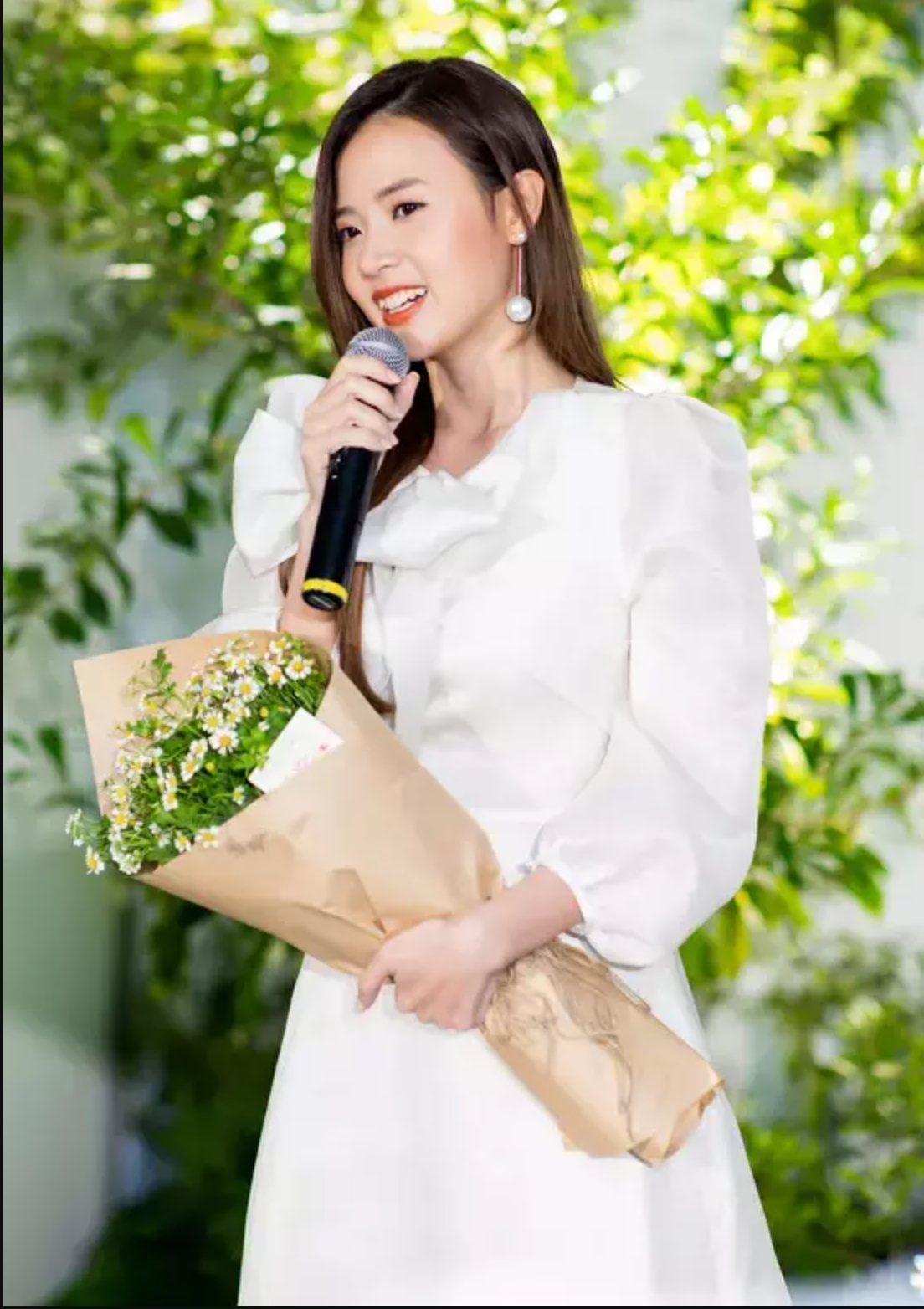 Cô trở thành hình mẫu lý tưởng của hội chị em khi sở hữu nhà sang, xe xịn, hàng hiệu phủ đầy người. Ảnh: FBNV