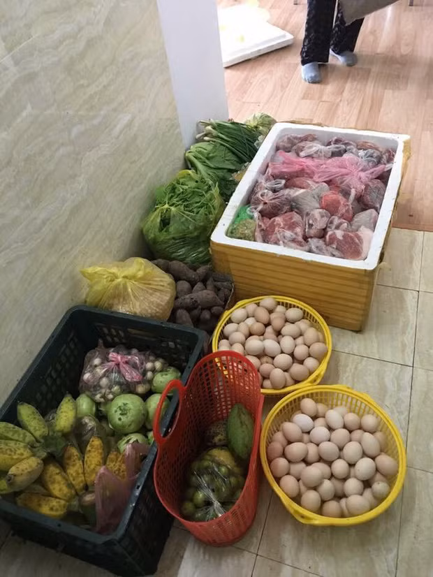 Ngoài những vật dụng trong gia đình, nhiều bạn sinh viên còn xách lên cả "núi" thực phẩm đủ loại mà mẹ ở quê gửi gắm.