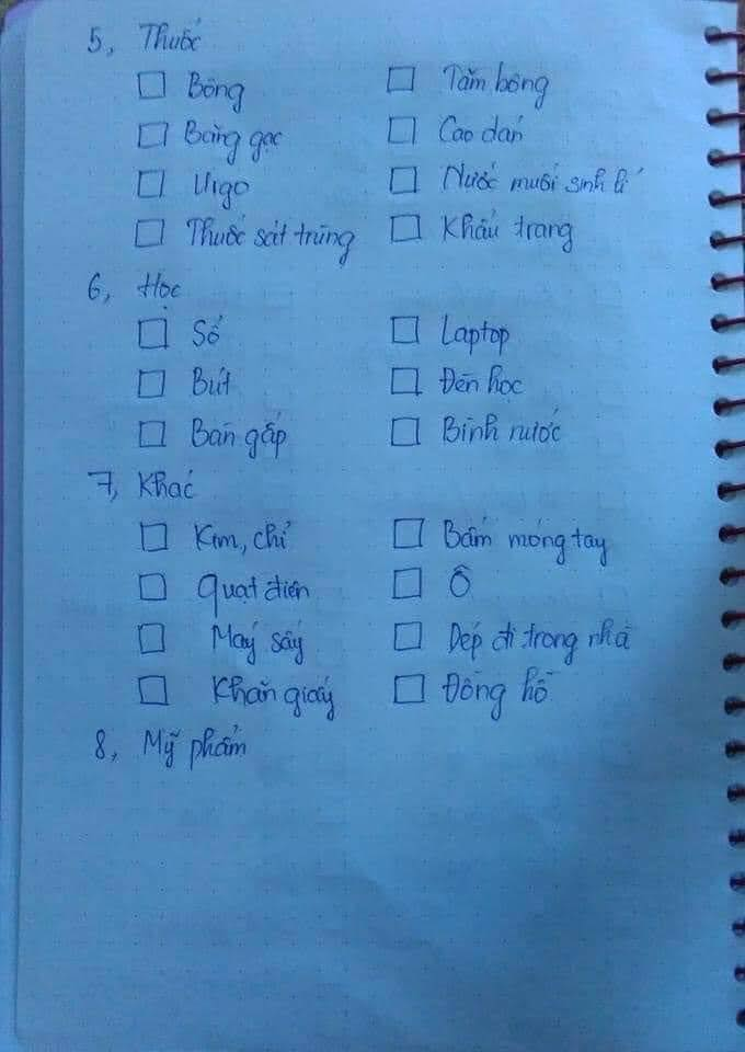 Nhìn vào những thứ mà bạn tân sinh viên liệt kê có thể thấy mọi đồ dùng trong nhà đều được đưa vào gồm: chăn, ga, gối, đệm, chiếu, màn, kem đánh răng, bàn chải, dầu gội và xả, xà bông,... Mục bếp cũng kéo dài với hàng tá vật dụng từ nồi cơm điện, ấm đun nước đến nồi niêu xoong chảo,...