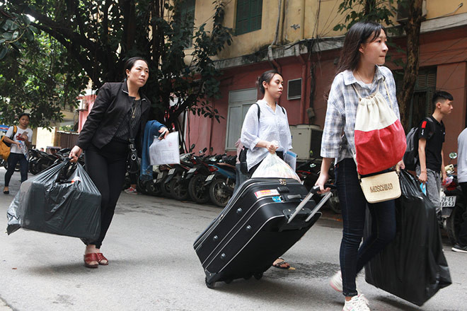 Thời điểm này nhiều bạn sinh viên đang chuẩn bị hành trang xa nhà để nhập học. Ngoài tìm phòng trọ hợp lý, tính toán phương tiện đi lại, phí sinh hoạt mỗi tháng ra sao... thì sinh viên còn phải sắm sẵn nhiều đồ dùng cá nhân để có thể đảm bảo cuộc sống xa nhà được ổn thỏa.