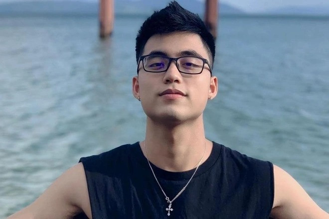 Cũng giống như anh trai, Việt Hoàng còn đam mê ca hát và biết chơi guitar.