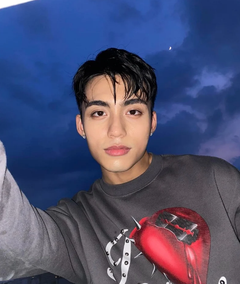 Hiện tại những hình ảnh được cho là của em trai Sơn Tùng M-TP từng xuất hiện trên page LBGT đang nhận được nhiều sự chú ý từ cư dân mạng mặc dù chưa biết thực hư ra sao?