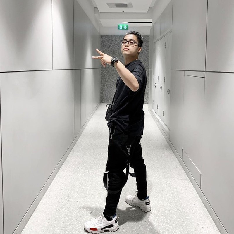 Sinh ra trong gia đình sở hữu truyền thống nghệ thuật nên Hoàng sớm xúc tiếp và phát triển tài năng. Tuy nhiên, với cái bóng quá to của anh trai, Mono đang chật vật phát triển. Ảnh: Tổng hợp