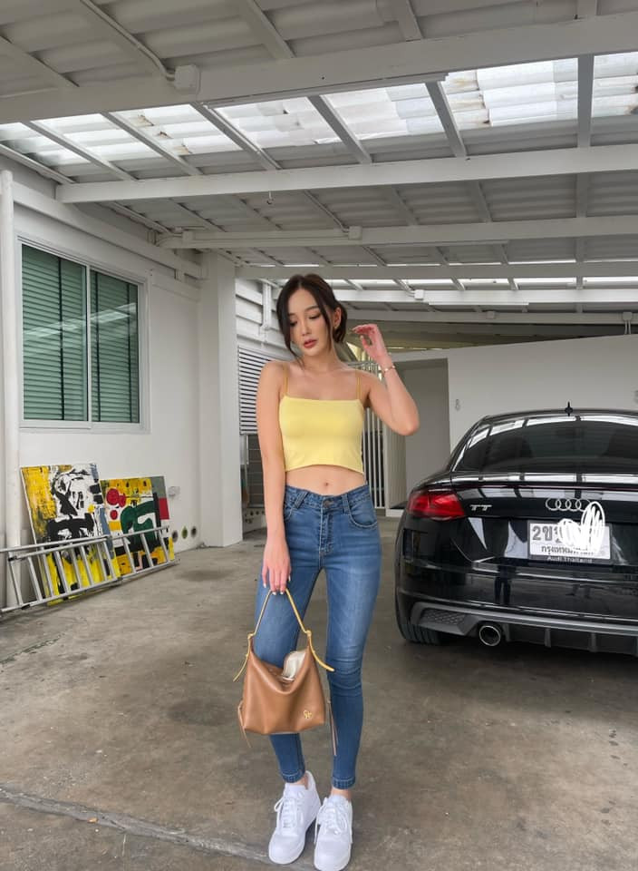 Giữa rất nhiều hot girl Thái Lan theo đuổi hình tượng phồn thực, Rossarin Klinhom đem đến làn gió mới mẻ, ngọt lành.