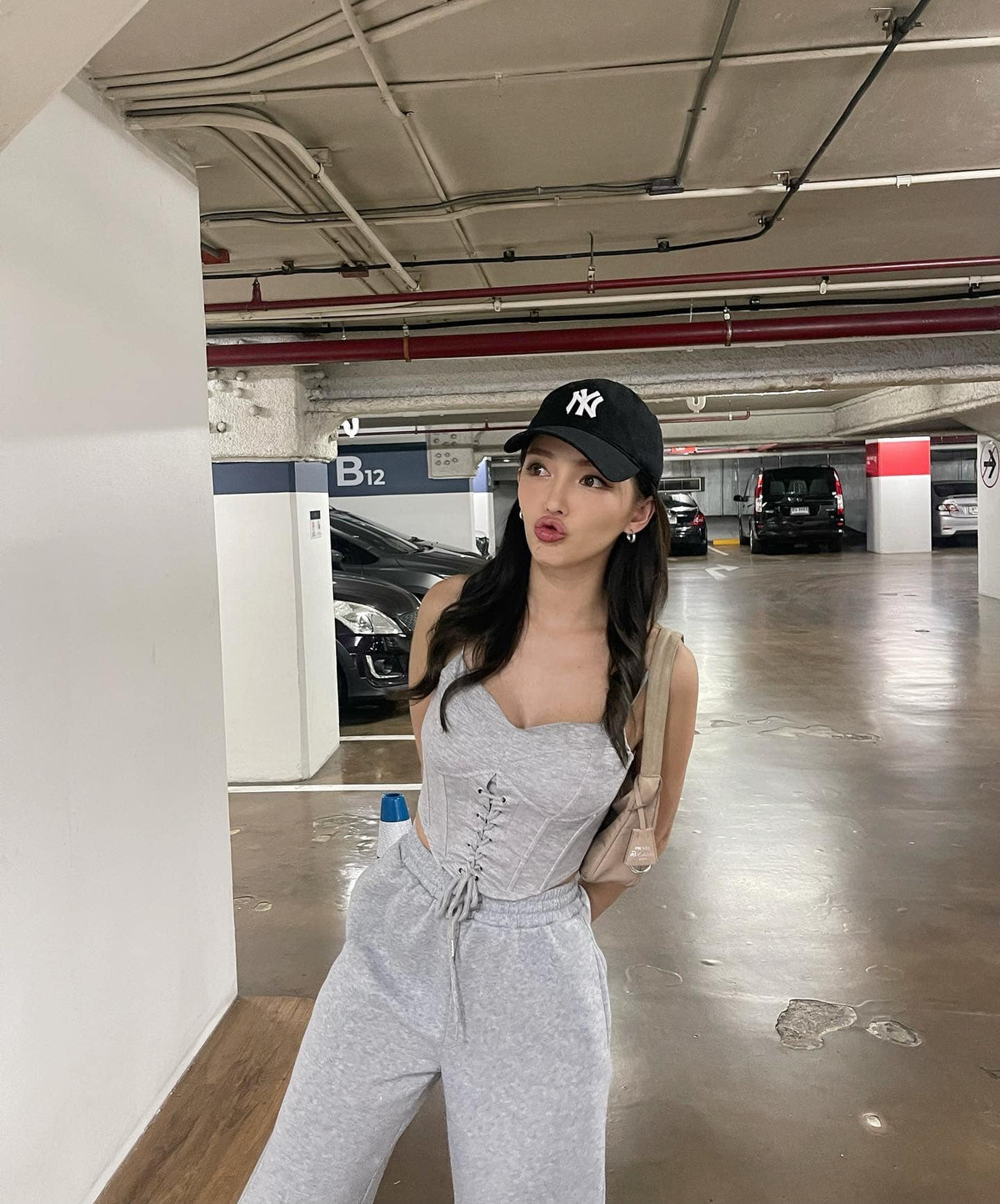 Xinh đẹp, gợi cảm cũng chẳng kém ai nhưng ở người đẹp này tự do toát lên vẻ mong manh, thoát tục tựa các tiên nữ hạ phàm.