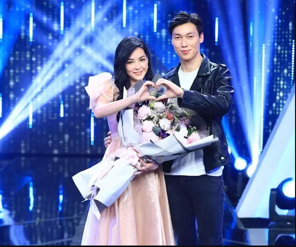 Năm 2014, hot girl Vũ Thanh Quỳnh tham gia chương trình Change Life và nhận được suất phẫu thuật thẩm mỹ tại Hàn Quốc. Sau nhiều lần trải qua nhiều ca phẫu thuật như cắt xương hàm, chỉnh răng, gọt cằm, nhấn mí mắt, nâng mũi, Thanh Quỳnh sở hữu nhan sắc vạn người mê.