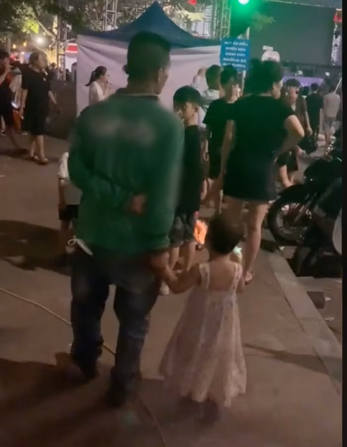 Câu chuyện về người bố dẫn con đi chơi trong đêm Trung thu nhận được sự quan tâm của đông đảo người dùng mạng xã hội. Xuất hiện trong một đoạn clip được đăng tải trên nền tảng TikTok, một ông bố vẫn đang khoác trên mình chiếc áo đồng phục của xe ôm công nghệ nhưng vẫn không quên nắm tay cô con gái, dẫn con mình đi đón Trung thu như những gia đình khác. Ảnh chụp màn hình TikTok N