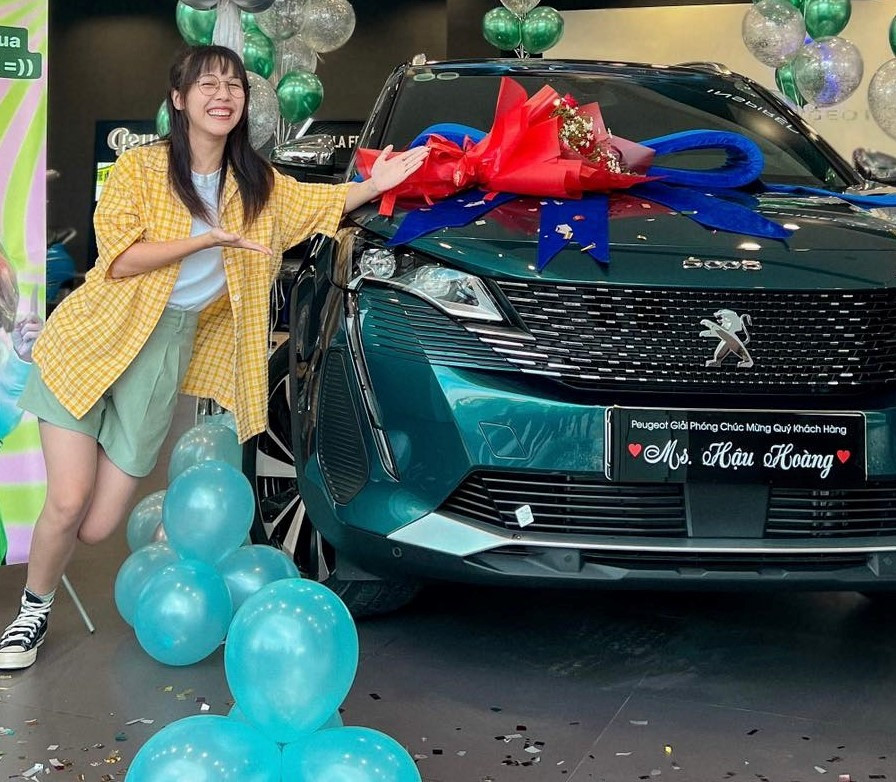 Mới đây, Hậu Hoàng vừa tự thưởng cho mình một xế hộp mới sau thời gian ra mắt nhiều dự án âm nhạc. Được biết, chiếc xe cô nàng vừa sở hữu là mẫu Peugeot 5008 có giá lăn bánh lên đến 1,5 tỉ đồng. Ảnh: FBNV