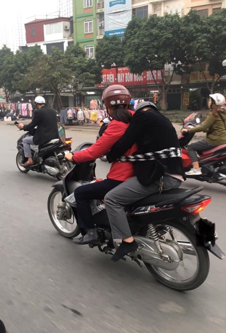 Trên MXH xuất hiện không ít hình ảnh các ông chồng say xỉn, được vợ "hộ tống" về nhà với nhiều cách cực bá đạo.