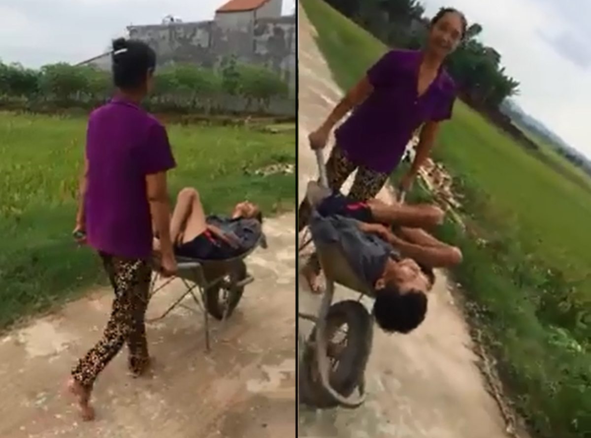 Người chồng này say xỉn đến mức liên tục nói nhảm, dù người vợ có dìu về nhưng vẫn liên tục bị đổ gục. Cuối cùng không còn cách nào khác nên người vợ đã mượn tạm một chiếc xe rùa để chờ về. Ảnh: Tổng hợp